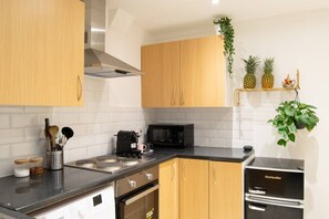 Fridge, microwave, oven, stovetop - Charming 1 Bedroom Flat With Patio In Hackney (London)