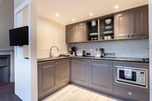 Een koelkast, een magnetron, een oven, een kookplaat