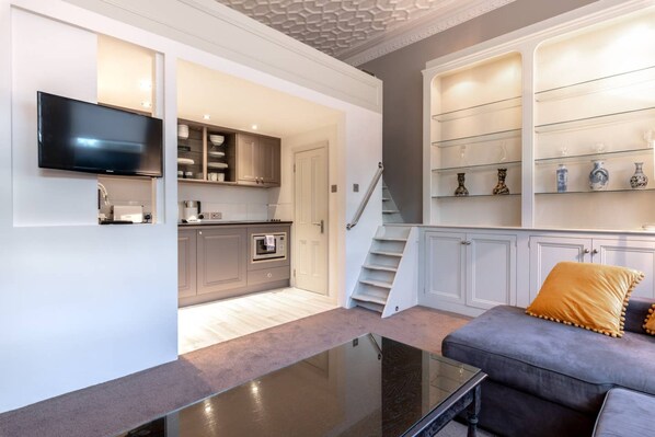 Een 20-inch televisie met digitale zenders en slimme speakers