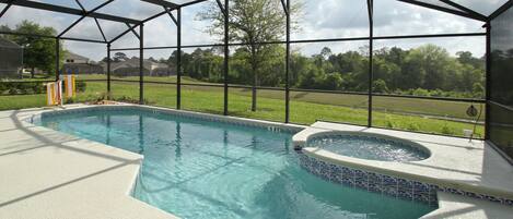 حمام سباحة خاص