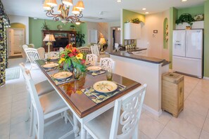 Hus (7 Bedrooms, 5 Bathrooms) | Spiseområde på rommet
