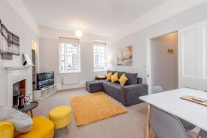 Living room - The King's Retreat (Bath)