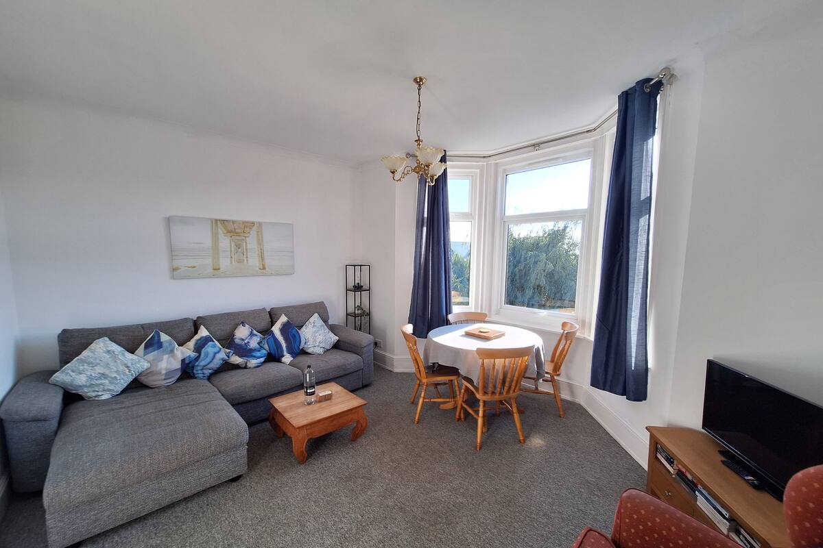 Apartment, 2 Bedrooms (Springvale) | Iron/ironing board, free cots/infant beds, free WiFi, bed sheets