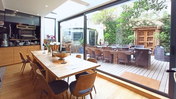 Una cocina moderna con comedor y vistas al patio exterior.