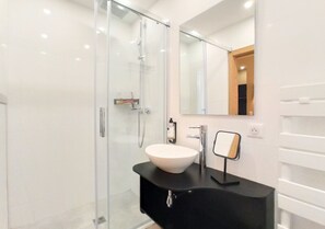 Douche, serviettes fournies