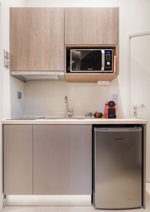 Kühlschrank, Mikrowelle, Wasserkocher mit Kaffee-/Teezubehör