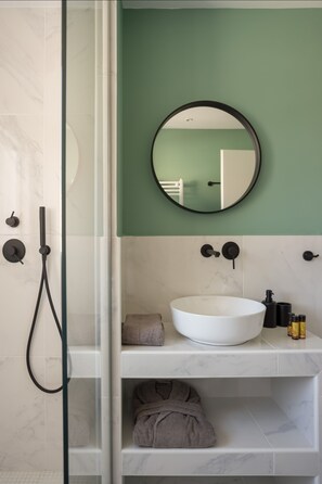 Douche, séchoir à cheveux, bidet, serviettes fournies