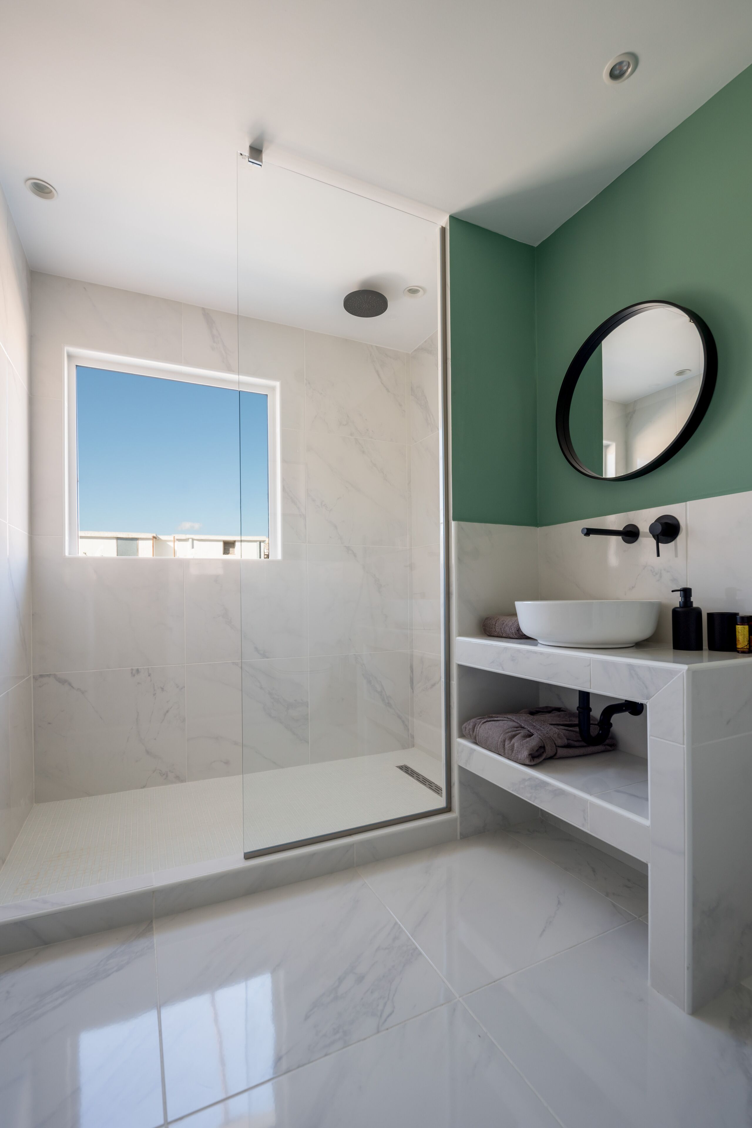 Regadera, secadora de cabello, bidet, toallas 