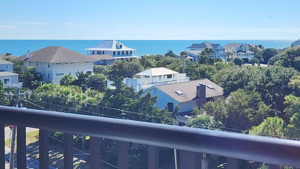A coastal residential area with houses and a clear view of the ocean. - Retreat 615- Great Views, Nicely furnished, Pool, Easy Beach Access (Pawleys Island)