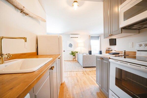 Full-size fridge, microwave, oven, stovetop