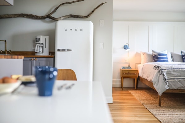 Iron/ironing board, internet, bed sheets