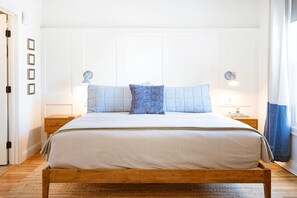 Tabla de planchar con plancha, acceso a internet y ropa de cama