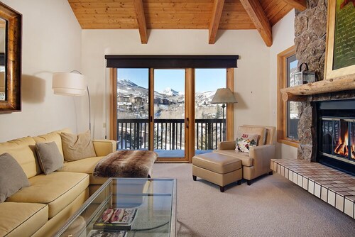 Luxurious Snowmass Village 3BR Condo with Amazing Views and Hot Tub on Bus Route