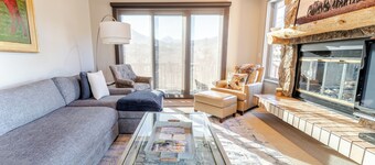 Luxurious Snowmass Village 3BR Condo with Amazing Views and Hot Tub on Bus Route