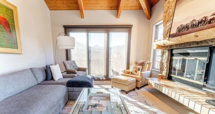 Luxurious Snowmass Village 3BR Condo with Amazing Views and Hot Tub on Bus Route