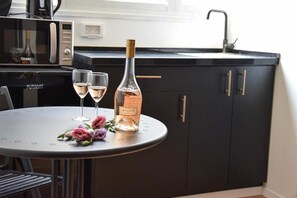 Dining - Studio 10-LevonTLV-Aparthotel - your home away from home! (Tel Aviv-Yafo)