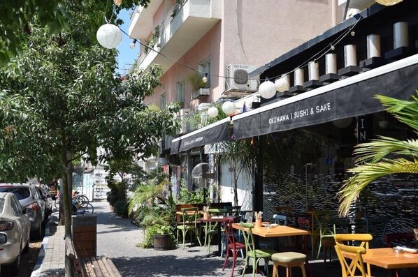 Outdoor dining - Studio 10-LevonTLV-Aparthotel - your home away from home! (Tel Aviv-Yafo)