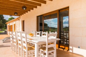 屋外ダイニングエリア