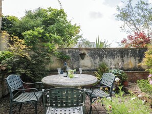 Outdoor dining - Henmarsh Cottage (Moreton-in-Marsh)