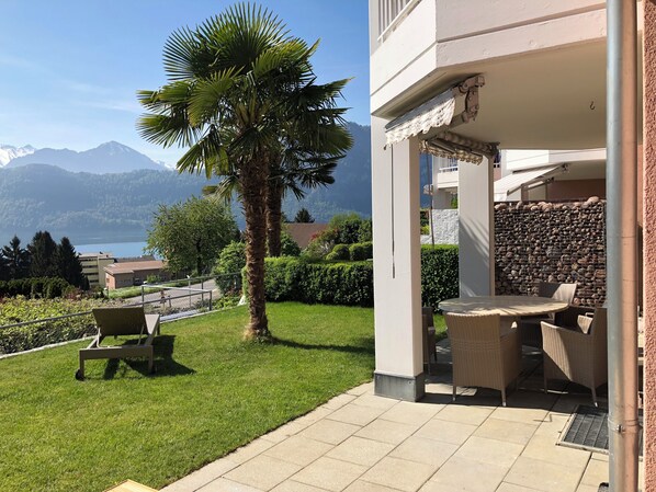 Outdoor dining - Big house on Lake Lucerne. Amazing views. Between Rigi and Lucerne city. (Weggis)