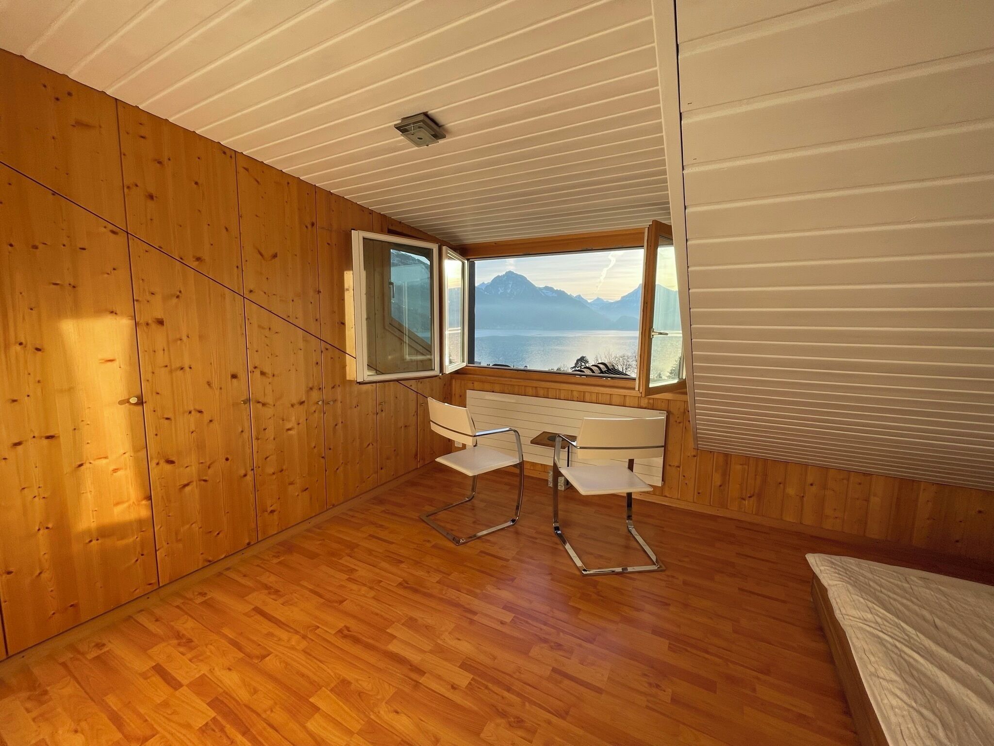 6 bedrooms, desk, iron/ironing board, travel cot