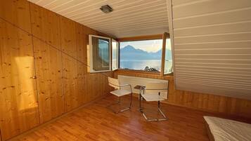 6 bedrooms, desk, iron/ironing board, travel cot