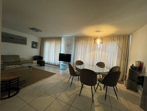 TV, peis og musikkbibliotek