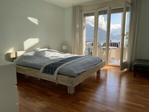 6 soverom, skrivebord, strykejern/-brett og reiseseng for barn