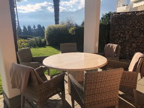 Outdoor dining - Big house on Lake Lucerne. Amazing views. Between Rigi and Lucerne city. (Weggis)