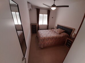 2 bedrooms, iron/ironing board, WiFi