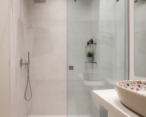 Dusche, Haartrockner, Handtücher, Seife