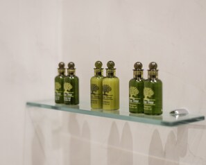 Dusche, Haartrockner, Handtücher, Seife