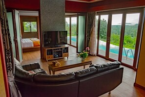 1 bedroom, WiFi - THAI Style Private Hill Top Villa with Infinitypool, OceanView and King-bed (Phuket)