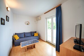 Standard Apartment | Living area | 32-inch flat-screen TV with cable channels, TV - Apartments Mont (Budva)