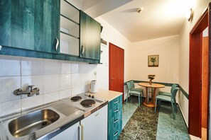 Standard-Apartment | Eigene Küche | Kühlschrank, Herdplatte, Wasserkocher, Kochgeschirr/Geschirr/Besteck