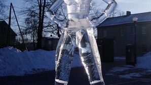 Eine detaillierte Eisskulptur, die eine stehende Person darstellt.
