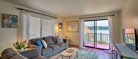 Flachbildfernseher, Kinderspielzeug, Bücher