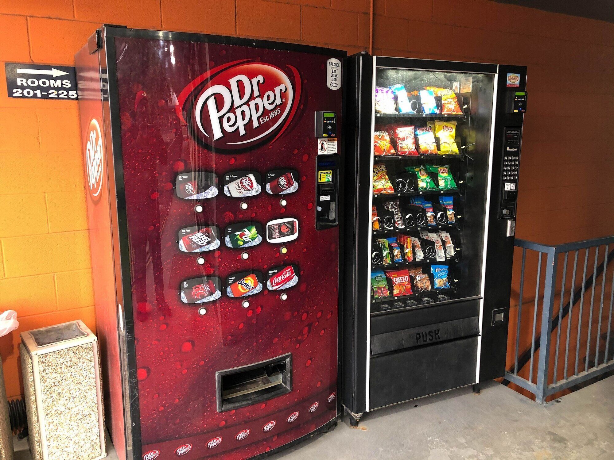 Una máquina expendedora de Dr. Pepper y otra de aperitivos y bebidas diversas.