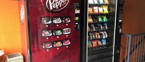Una máquina expendedora de Dr. Pepper y otra de aperitivos y bebidas diversas.