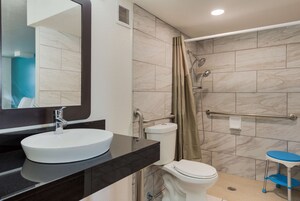 Bañera con ducha, toallas