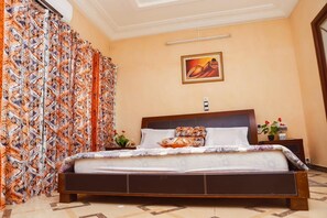 Blendingsgardiner, strykejern/-brett, wi-fi (inkludert) og sengetøy