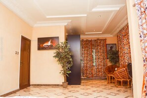 En 52-tommers smart-TV med kabel-kanaler samt TV