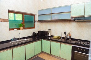 Full-sized fridge, oven, stovetop, dishwasher - Djembe Appart Hotel  (Cotonou)