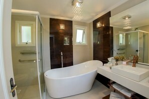 Deluxe-huone | Kylpyhuone | Erillinen kylpyamme ja suihku, syvä kylpyamme, hiustenkuivaaja, pyyhkeet