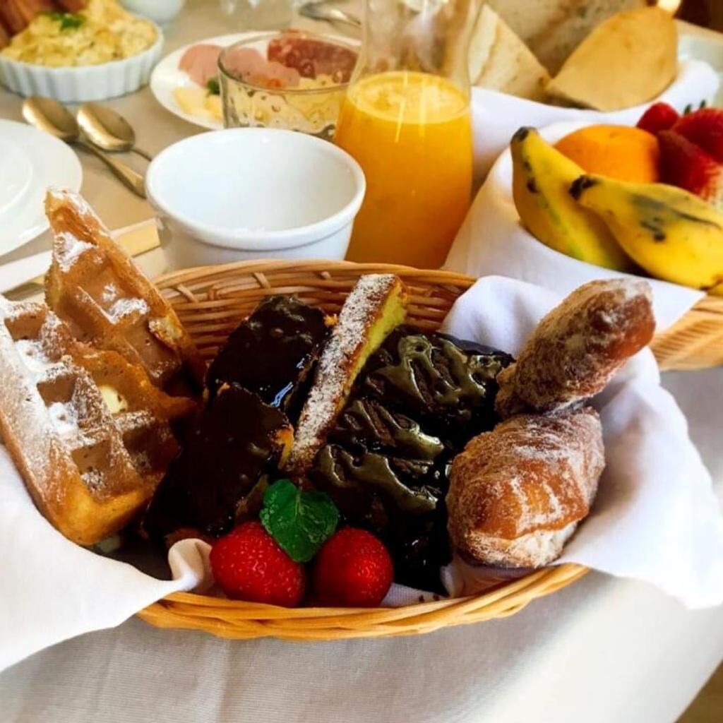 free daily full breakfast