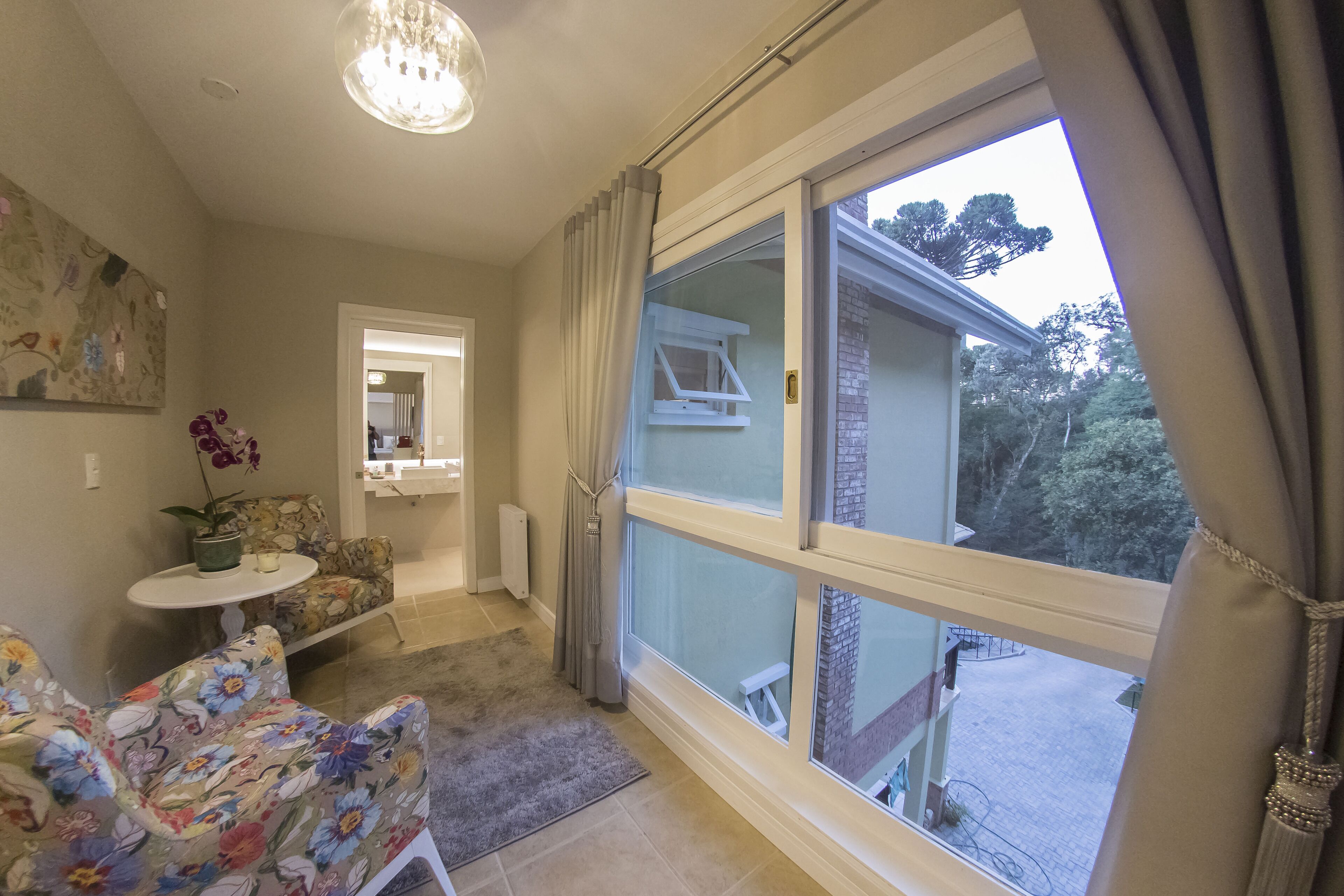 deluxe double room | living area | flat-screen tv