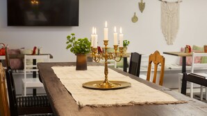 Una mesa de comedor con un candelabro, un posavasos y sillas.