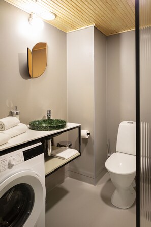 Superior Twin kamer | Badkamer | Een douche, milieuvriendelijke toiletartikelen, een haardroger