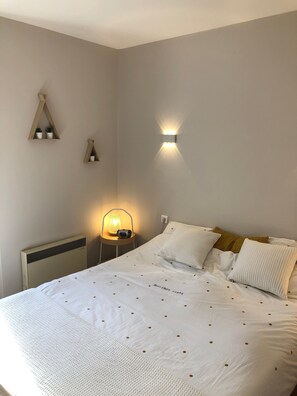 3 bedrooms, WiFi, bed sheets - Provencal house 6p, downtown St Rémy de Provence, air conditioned, terrace (Saint-Rémy-de-Provence)