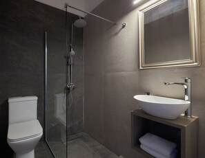 Quarto casal superior | Banheiro | Chuveiro, produtos de toalete grátis, secador de cabelo 